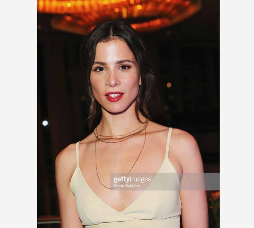 Photo full Aylin Tezel
